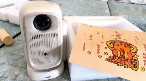 对比实测哈趣H3和大眼橙C2Air怎么选PG麻将胡了试玩平台2025百元投影仪(图2)