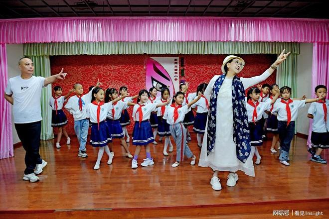 撑 “非遗开学第一课”走进四川60余校PG电子麻将胡了为非遗